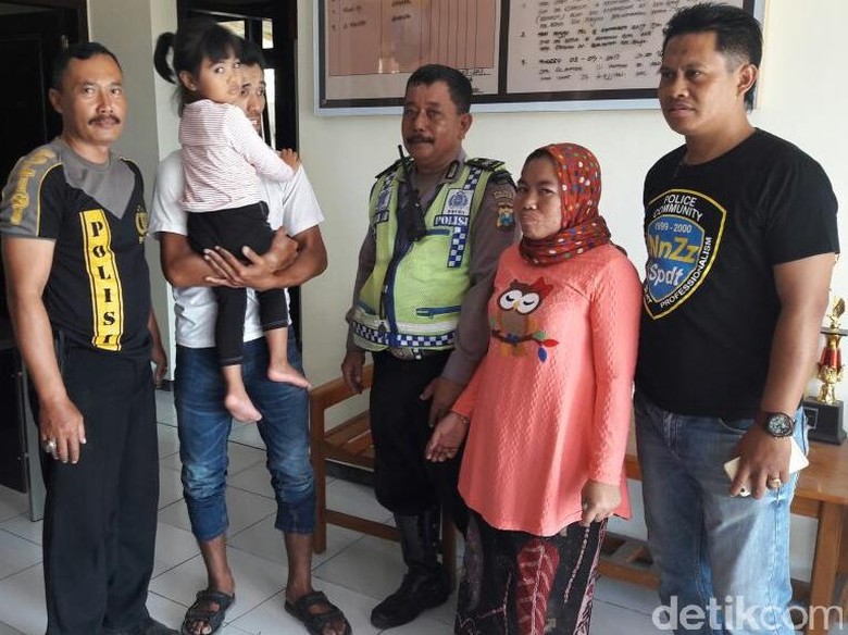 Tangis Haru Warnai Pertemuan Ika dan Orangtuanya di Polsek Blega Tangis Haru Warnai Pertemuan Ika dan Orangtuanya di Polsek Blega