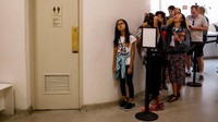 Bahkan beberapa pengunjung terlihat antre untuk bisa masuk ke dalam toilet. REUTERS/Brendan McDermid.