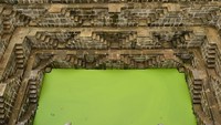 Namun setelah masyarakat diperkenalkan dengan sistem perairan yang baru, perlahan Chand Baori ditinggalkan. Kini, airnya tak lagi jernih karena sudah tidak ada lagi yang mengambil air dari sana (CNN Travel)