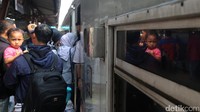 Calon penumpang antre dengan tertib di Stasiun Pasar Senen, Jakarta, Kamis (31/8).