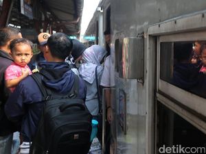 Libur Panjang, Stasiun Pasar Senen Dipadati Penumpang