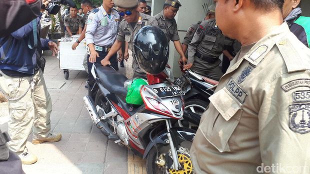 Tertibkan Trotoar di Gajah Mada, 36 Motor Dicabut Pentil