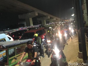 Lalin ke Bekasi Macet Parah, Kalimalang dan Tol Sama-sama Stuck