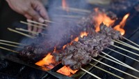 Suka makan sate? Sebaiknya jauhi mengonsumsi makanan yang bersentuhan dengan api secara langsung, sebab akan memicu karsinogen. Prof Dr Hardinsyah, MS, menyarankan sebaiknya makanan dipanggang saja dibandingkan dibakar. Jika tetap ingin dibakar, pastikan daging tidak sampai gosong. (Foto: Detikfood)