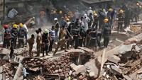 9 orang dilaporkan tewas dan puluhan lainnya masih terpeerangkan di dalam reruntuhan gedung. REUTERS/Shailesh Andrade.