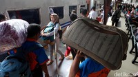Libur Idul Adha 1438 H pada 1 September 2017 yang bertepatan dengan libur akhir pekan panjang (long weekend) dimanfaatkan oleh warga Jakarta dan sekitarnya untuk bepergian ke luar kota menggunakan kereta api.