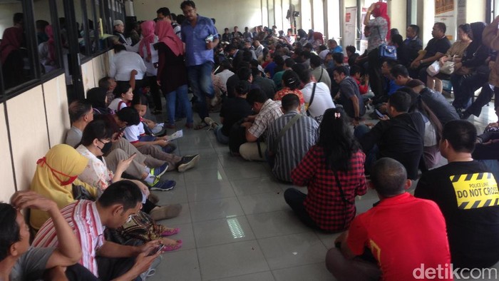 Diserbu Warga, Samsat Jaktim Buka Pelayanan sampai Malam