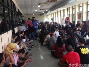 Diserbu Warga, Samsat Jaktim Buka Pelayanan sampai Malam