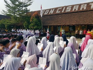 Nyanyikan Lagu Indonesia Raya 3 Stanza, Murid SDN Cisaat Contek Catatan