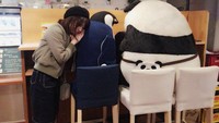Shirokuma Cafe memiliki interior yang terinspirasi dari manga dan anime Shirokuma. Ada beruang lucu besar yang bisa menemani Anda menikmati hidangan enak di kafe ini.