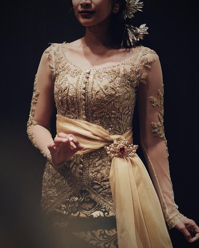 Kebaya dan gaun rancangan Didiet Maulana untuk label Svarna by IKAT Indonesia lahir dengan detail cantik yang berbeda untuk tiap pengantin, tak heran label ini jadi favorit seleb untuk menikah dari Andien sampai Rinni Wulandari.