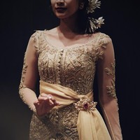 Kebaya dan gaun rancangan Didiet Maulana untuk label Svarna by IKAT Indonesia lahir dengan detail cantik yang berbeda untuk tiap pengantin, tak heran label ini jadi favorit seleb untuk menikah dari Andien sampai Rinni Wulandari.