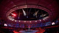 Acara inti penutupan kemudian dimulai, ditandai dengan lagu kebangsaan Malaysia. Disusul kemudian munculnya arak-arakan atlet dan volunteer SEA Games 2017. Tari-tarian daerah lantas ditampilkan untuk menghibur penonton. Foto: AntaraFOTO