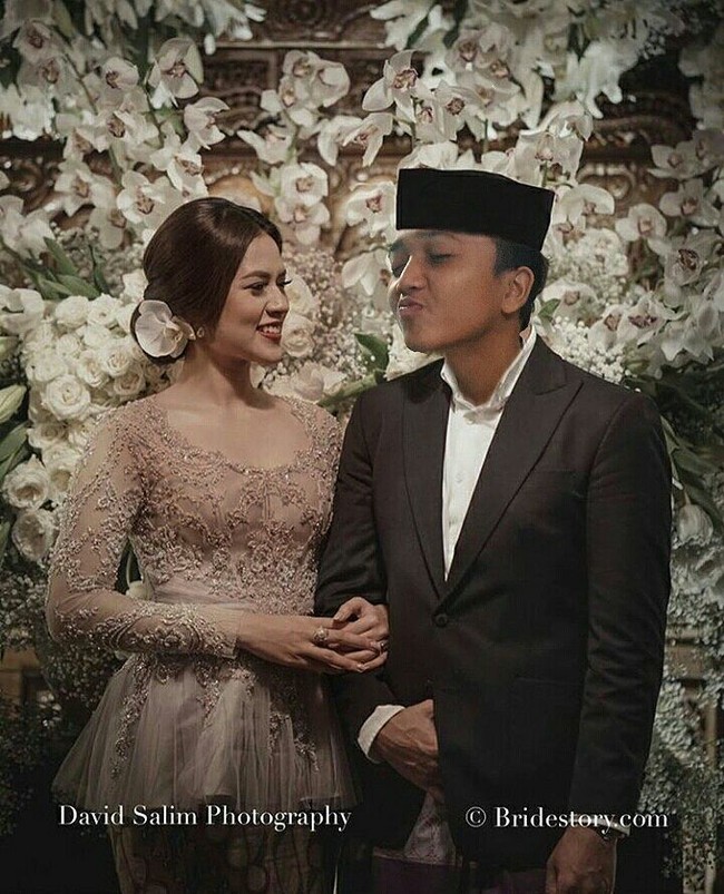 Para pria yang patah hati karena Raisa akan dinikahi Hamish Daud mengunggah foto lucu di Instagram. Mereka mengedit foto Hamish Daud dan Raisa yang berpose mesra seusai acara Ngeuyeuk Seureuh. Foto: Dok. Instagram @galaxyxosti