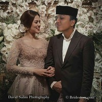 Para pria yang patah hati karena Raisa akan dinikahi Hamish Daud mengunggah foto lucu di Instagram. Mereka mengedit foto Hamish Daud dan Raisa yang berpose mesra seusai acara Ngeuyeuk Seureuh. Foto: Dok. Instagram @galaxyxosti