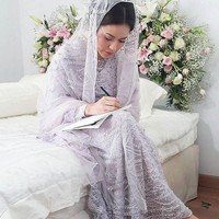 Raisa tampil anggun berbalut gaun panjang berwarna lavender dari Studio Boh. Nuansa warna pastel dipercantik butiran payet, begitu menggambarkan karakter sang penyanyi yang elegan namun berkarakter kuat. Foto: Instagram Azkaanggunart