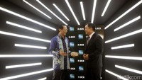 Presiden Direktur PT. BCA Tbk Jahja Setiaatmadja bersama President Asia American Express Y C Koh saat peluncuran kartu The new American Express Platinum di Jakarta, Kamis (31/08/2017).