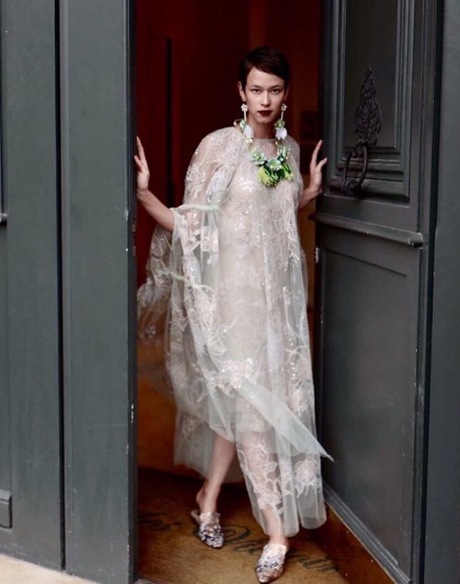 Biyan adalah salah satu desainer Indonesia yang membuat Raisa terpikat atas karya-karyanya. Gaun lace yang kaya akan detail embroidery dan payet ini tampak mewah dalam garis desain minimalis, begitu menggambarkan karakter sang pengantin.  