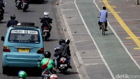 Para pemotor nampaknya jera untuk melintas di trotoar.