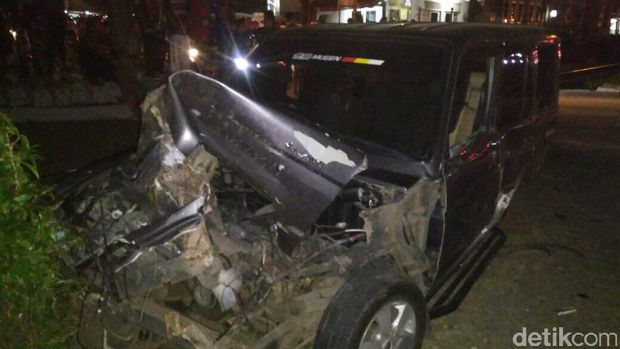 Pengemudi mobil tewas dalam peristiwa ini