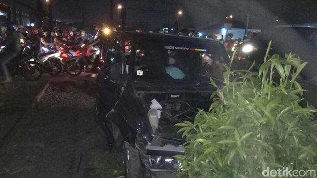 Proses evakuasi mobil masih berusaha dilakukan