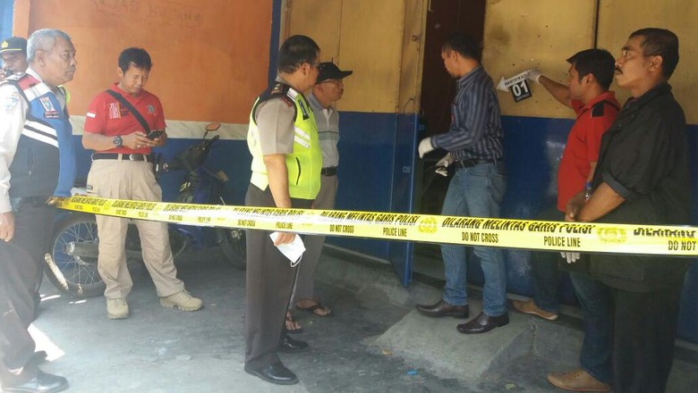 Ditemukan Luka Tusuk di Leher Pemilik Warung Kopi yang Tewas Ditemukan Luka Tusuk di Leher Pemilik Warung Kopi yang Tewas