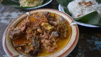 Di Bandung ada warung kopi yang sediakan gule kambing. Namanya Imah Babaturan. Gule kambing di sini berisi daging dan tulang-tulang kambing. Kuah santannya harum aromatik dengan tekstur daging yang empuk. Foto: dok. detikFood/Istimewa