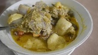  Yang ini gulai kambing racikan H. Saba di Ciputat. Isian gulai adalag iga, daging dan tulang muda kambing dengan pelengkap bawang goreng dan tomat segar. Kuah gulanya disiram panas-panas dengan tambahan emping yang renyah gurih. Foto: dok. detikFood/Istimewa