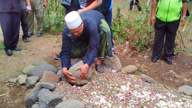 Warga bongkar tum;ukan batu menyerupai makam