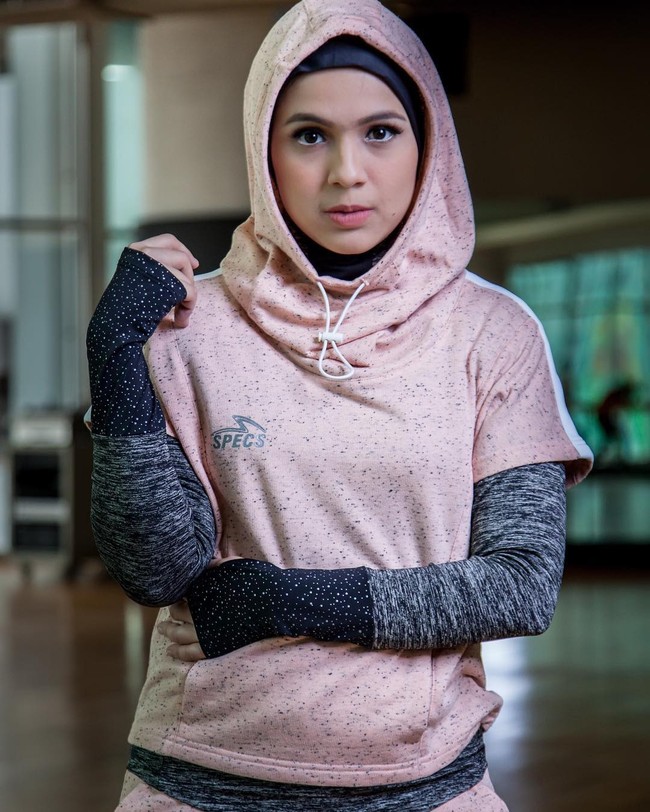 Nycta Gina dan Rizal Diansyah sempat bertunangan, namun akhirnya gagal ke pelaminan karena kala itu, sang mantan kekasih terlibat kasus hukum. Kini presenter bertubuh mungil itu telah menikah dengan Rizky Kinos dan dikaruniai dua anak. Foto: Instagram