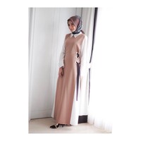 Coba tampil rapi ketika sholat Idul Adha ala Zaskia Sungkar. Ia memakai terusan panjang berkeran dan luaran nude dengan detail ikat tali yang atraktif.  Foto: Dok. Instagram