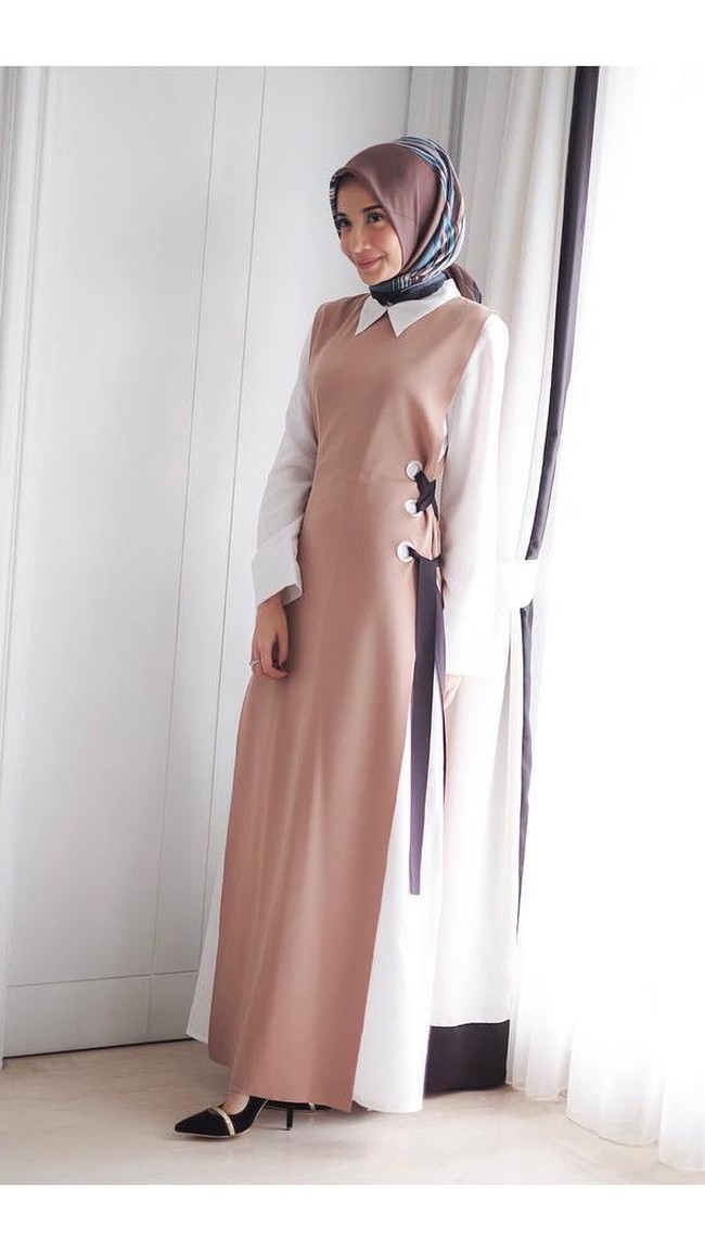 Coba tampil rapi ketika sholat Idul Adha ala Zaskia Sungkar. Ia memakai terusan panjang berkeran dan luaran nude dengan detail ikat tali yang atraktif.  Foto: Dok. Instagram