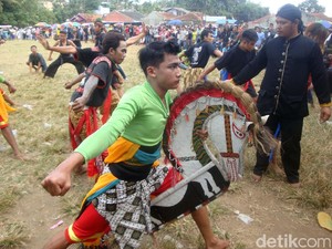 Kumpul Bareng, Seniman Ebeg Banyumas Unjuk Kebolehan dan Kekompakan