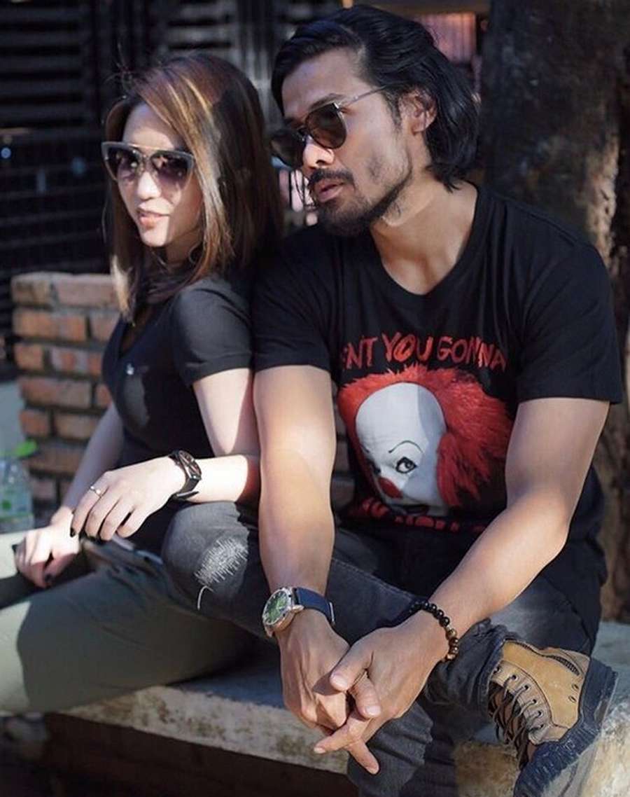 Bikin Penasaran, Chicco Jerikho Peluk Cewek Misterius