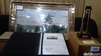 Paket yang diberikan itu pada 2016 lalu berupa tea set berwarna emas berisi 4 cangkir, 2 wadah kecil, dan 1 teko. Kemudian paket lainnya berupa lukisan pemandangan, dan terakhir paketnya berupa plakat. (Foto: Dok. Detikcom)