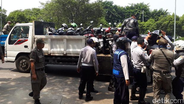 Satpol PP Tertibkan Trotoar di Gambir