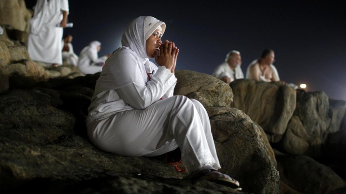 Muslim pilgrims gather on Mount Mercy on the plains of Arafat during the annual haj pilgrimage, outside the holy city of Mecca, Saudi Arabia August 31, 2017.  REUTERS/Suhaib Salem