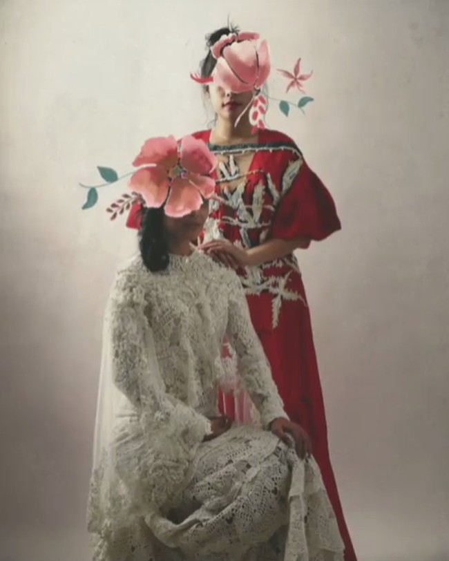 Sulit memalingkan pandangan dari gaun pengantin dengan detail yang mencuri atensi seperti karya Mel Ahyar. Lewat gaun putih klasik dengan aksen cape berikut, sisi anggun Raisa akan lebih terpancar di hari besarnya.