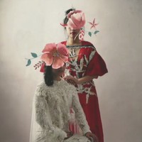 Sulit memalingkan pandangan dari gaun pengantin dengan detail yang mencuri atensi seperti karya Mel Ahyar. Lewat gaun putih klasik dengan aksen cape berikut, sisi anggun Raisa akan lebih terpancar di hari besarnya.