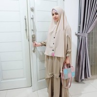 Tak ada salahnya mencoba bergaya syari saat Idul Adha. Penerapan gamis dan khimar warna krem atau nude ala Risty Tagor ini cocok digunakan untuk salat Ied. Pilihan warna cerah membuat Anda tidak mudah gerah. Foto: Dok. Instagram