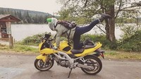 Lewat motor sport Suzuki wanita dengan akun awildsmashleyappears ini percaya diri berpose yoga. Istimewa.