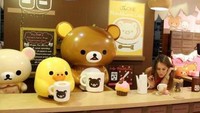 Rilakkuma Cafe memiliki suasana ruangan menggemaskan dengan bokena beruang Rilakkuma yang enak untuk bersantai. Makanan dan minuman di sini juga berbentuk boneka rilakkuma