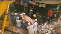 Petugas dibantu warga nampak mengevakuasi jenazah dari reruntuhan. ANI/via REUTERS.