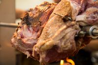 Tekstur daging kambing yang empuk ketika dibakar.