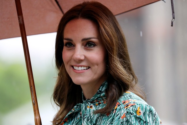 Penampilan Kate Middleton selalu menarik untuk disimak dengan pilihan gaun desainer yang memikat. Tak terkecuali saat ia hadir di Istana Kensington untuk mengenang 20 tahun meninggalnya sang ibu mertua, Putri Diana.