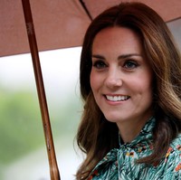 Penampilan Kate Middleton selalu menarik untuk disimak dengan pilihan gaun desainer yang memikat. Tak terkecuali saat ia hadir di Istana Kensington untuk mengenang 20 tahun meninggalnya sang ibu mertua, Putri Diana.