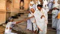 Kota Vrindavan pun menjadi tempat pelarian para janda di India selain Varanasi yang disebut sebagai kota paling suci. Setidaknya ada sekitar 20 ribu janda yang tinggal di sana (BBC Travel)