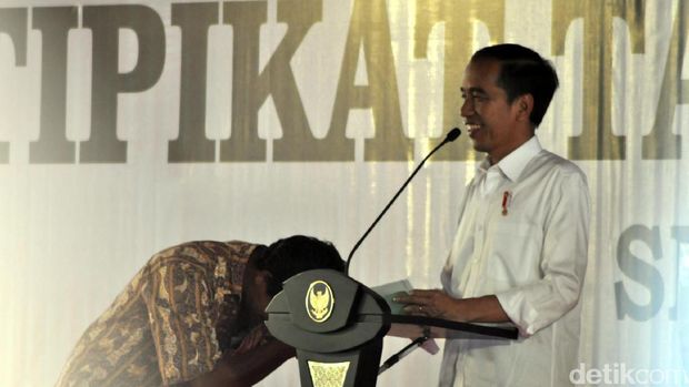 Asep yang sempat kebingungan karena hanya dapat ucapan terima kasih