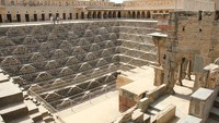 Saat ini, Chand Baori terbuka untuk wisatawan juga untuk masyarakat setempat yang ingin duduk-duduk di sekitar anak tangga (CNN Travel)