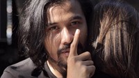 Bikin penasaran, Chicco Jerikho peluk cewek misterius. Foto: Dok. Instagram/chicco.jerikho